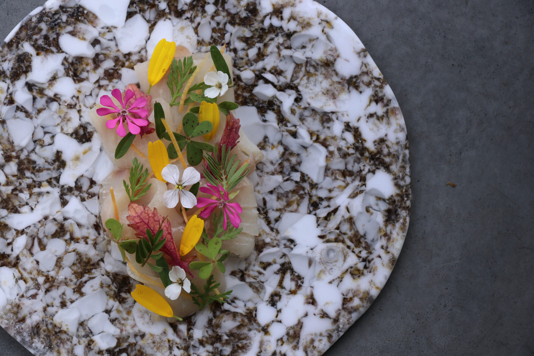 Carpaccio di aguglia imperiale marinata nel miele di sulla, erbe spontanee e arancia